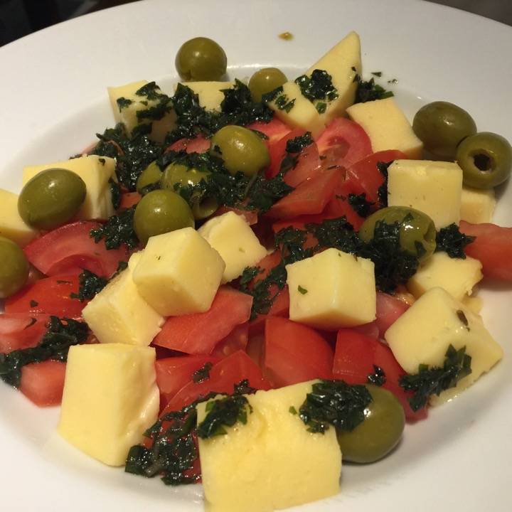 Ensalada caprese - Cabildo de Buenos Aires