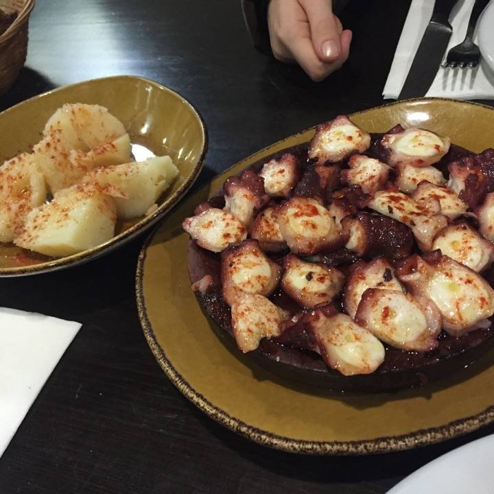 Pulpo y cachelos - A Pulpeira de Melide