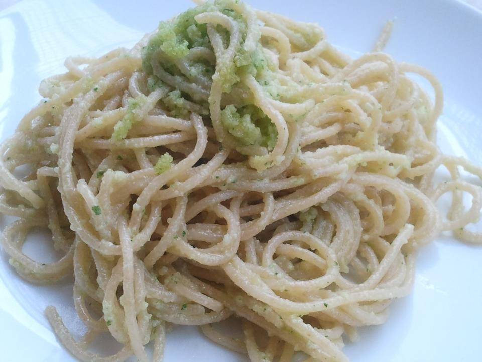 Spaguettis integrales con almendras, ajo y perejil