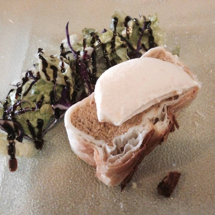 Pastel de sardina con helado de yogur y mango - Mesón Colón